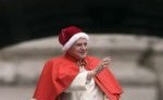  Benot XVI affronte le froid coiff d'un camauro 